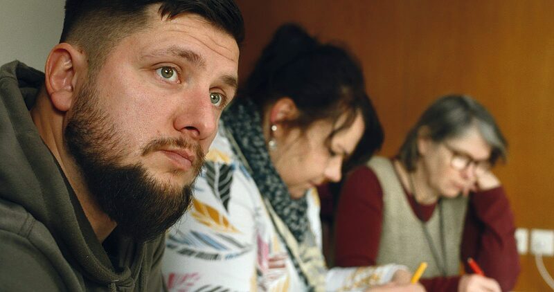 Mit Ersatzeltern gegen Dämonen | Daniel Abmas »Im Prinzip Familie« zeigt empfindsam die Gefühlsachterbahnen in einer Betreuungseinrichtung für Kinder