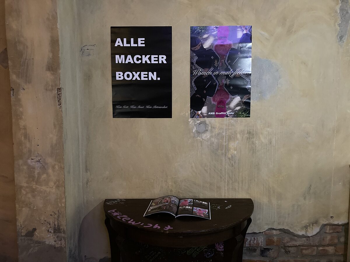   Kunst im Späti-Regal | Kunst im Späti-Regal Die studentische Ausstellung »Fragments of Leipzig – Visuelle Ethnographien im urbanen Raum« setzt wissenschaftliche Arbeiten künstlerisch um  