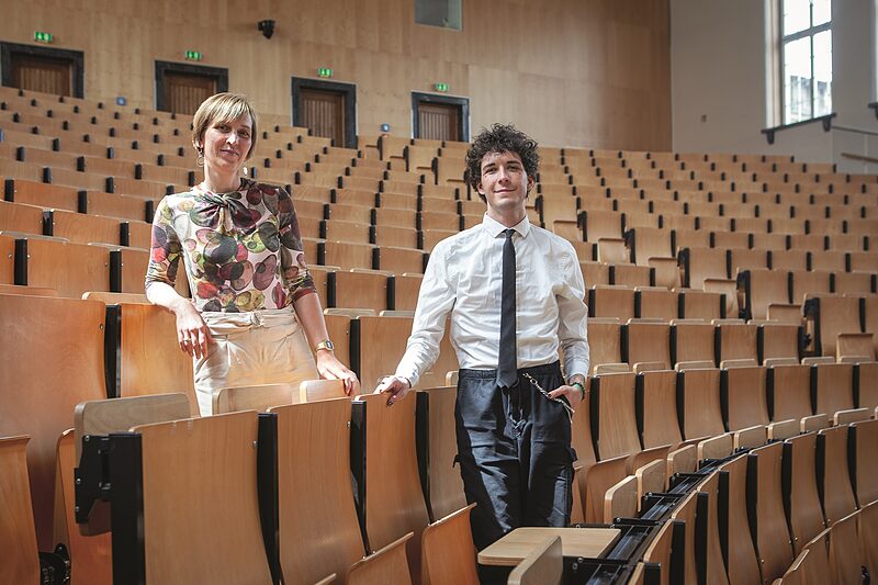 »Kinderschutz wird strukturell nicht mitgedacht« | Katja Sturm und Noah Dejanović verbinden fachliches Wissen mit einer Betroffenen- perspektive, um Lehramtsstudierende für das Thema Kinderschutz zu sensibilisieren