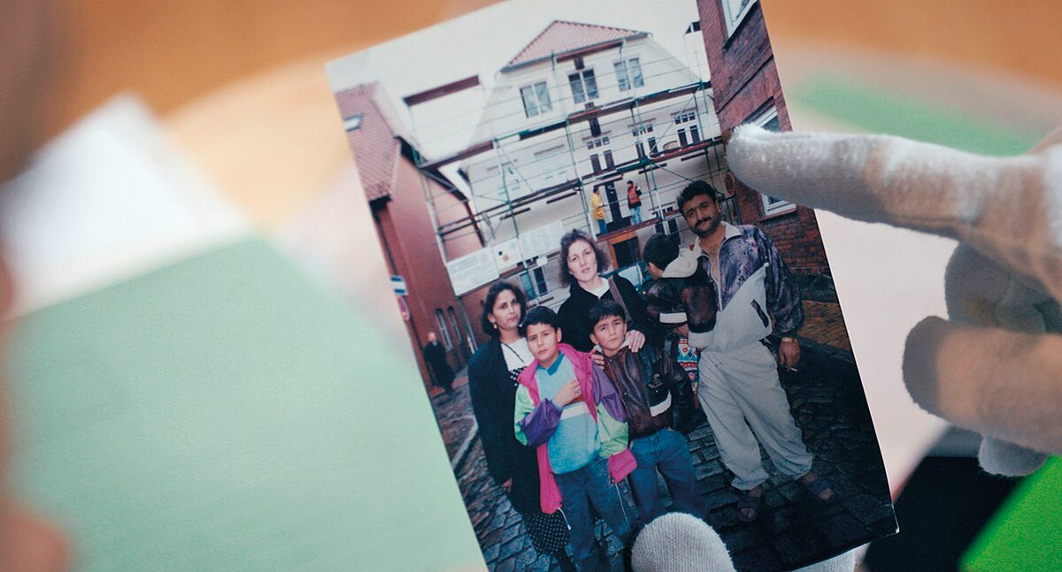   Anschlag nach dem Anschlag | Zwei Dokus zeigen, wie Politik und Behörden das Leid der Überlebenden von Mölln und Hanau vergrößerten  