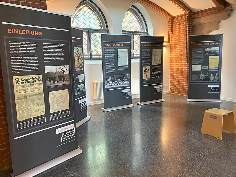 Sächsische Jugend unterm Hakenkreuz | Die Wanderausstellung des Schulmuseums macht Halt im Westkreuz