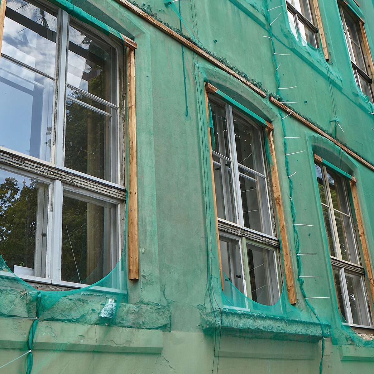   Hurra, Hurra, die Schule brennt | Fast die Hälfte aller Schulen in Leipzig sind baufällig – die Stadt versucht mit den Sanierungen nachzukommen, in der Zwischenzeit kümmern sich Eltern und Lehrkräfte  
