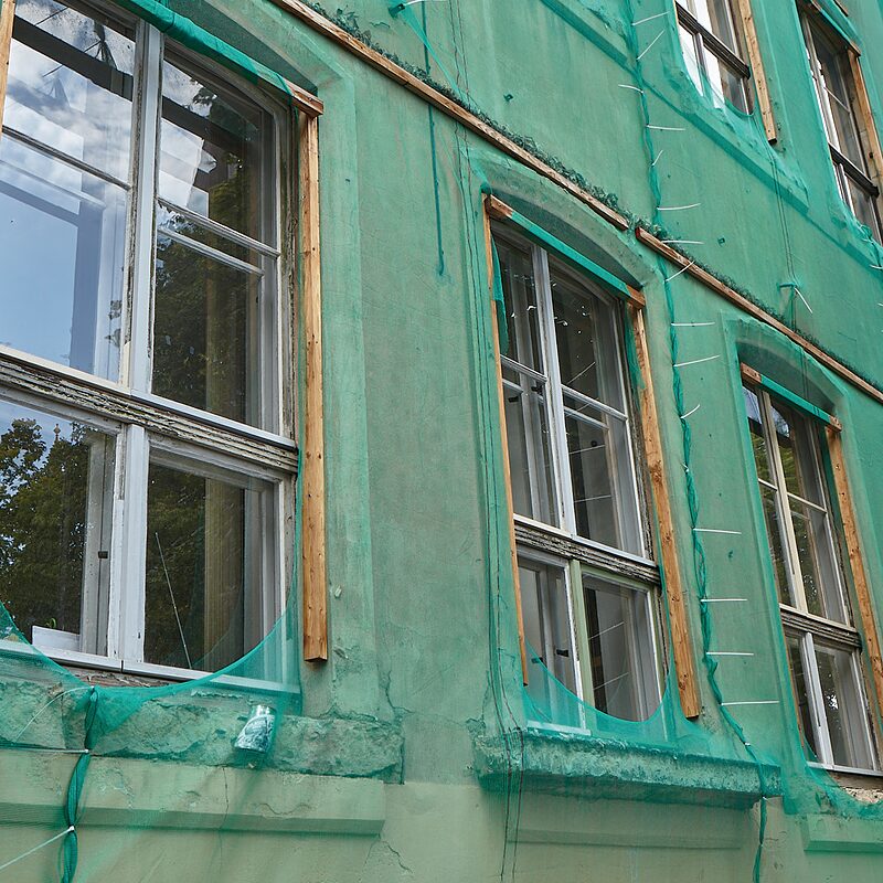Hurra, Hurra, die Schule brennt | Fast die Hälfte aller Schulen in Leipzig sind baufällig – die Stadt versucht mit den Sanierungen nachzukommen, in der Zwischenzeit kümmern sich Eltern und Lehrkräfte