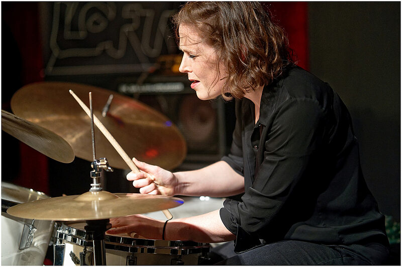 Das Mikro weiterreichen | Jazz-Schlagzeugerin Eva Klesse lässt in ihrem Stimmen-Projekt die Lebenswirklichkeiten marginalisierter Gruppen hörbar werden