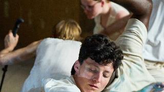 Ich summe, um das Bersten zu übertönen