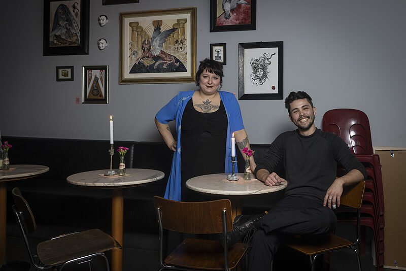 »Thymian-Paprika-Bitter kann man nicht kaufen« | Melanie Aparicio Sanchez und Fridolin Tsuneo Hellmich vom Last Word über das Cocktailhandwerk und enthauptete Barkeeper