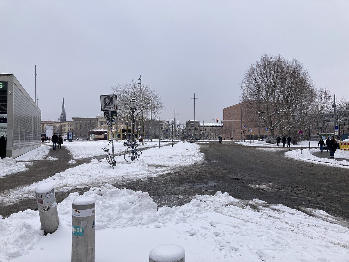   Freie Fahrt nur für Autos | Der Schneefall in Leipzig schränkt vor allem Menschen ohne Autos ein  