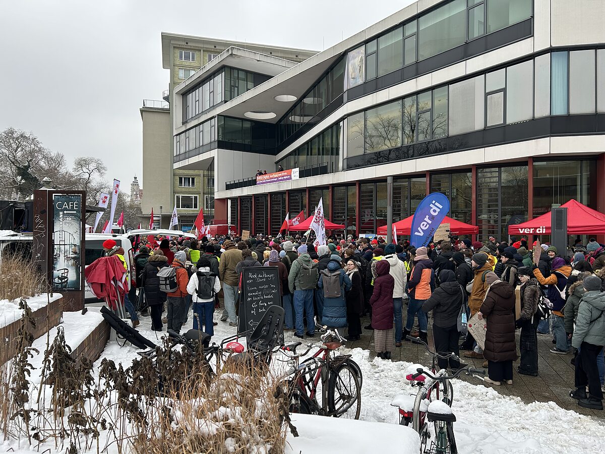   Genug ist genug | Beschäftigte protestieren gegen geplante Kürzungen an der Universität Leipzig.  