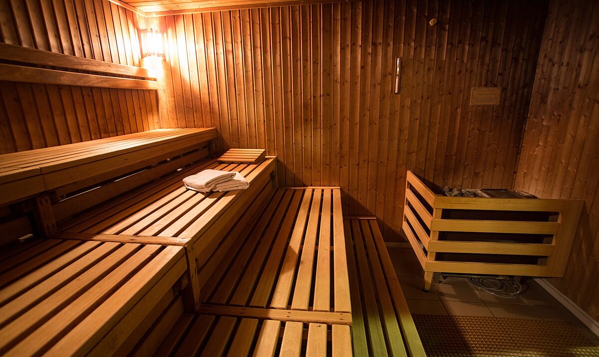   Wenn ungewollte Nacktfotos rechtlich legal sind | Zwei Leipziger Studentinnen werden ohne Konsens in einer Sauna fotografiert – rechtlich belangen kann man den Mann nicht.  