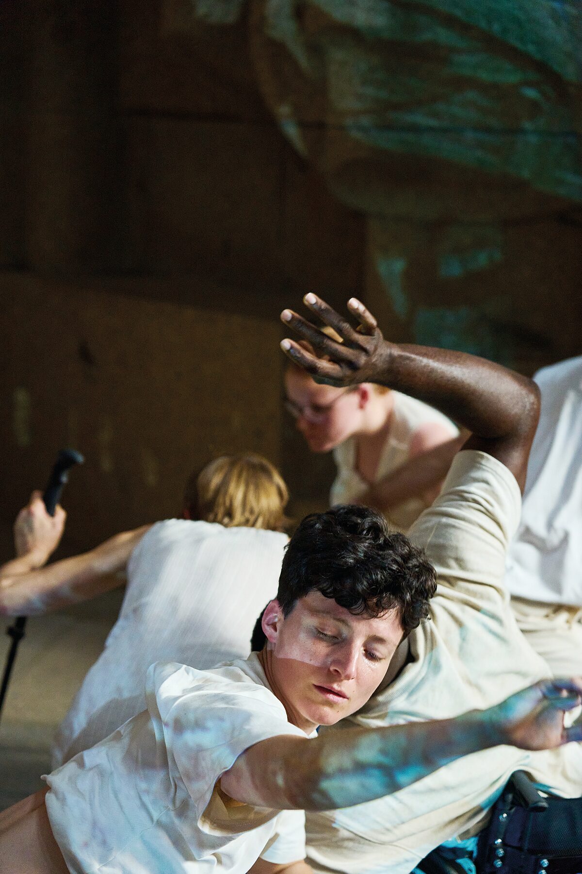   Die Reparatur der Welt | »Ich summe, um das Bersten zu übertönen« der Forward Dance Company tanzt das Leben in der Verletzung  