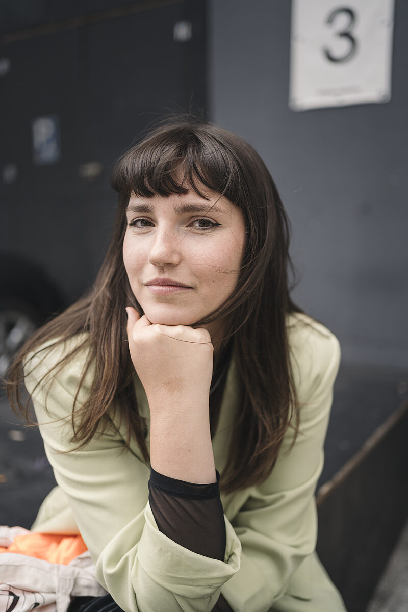 »Ich bin wütender geworden« | Klimaaktivistin Carla Hinrichs spricht über ihr Buch und ihre Veränderung durch das Strafverfahren
