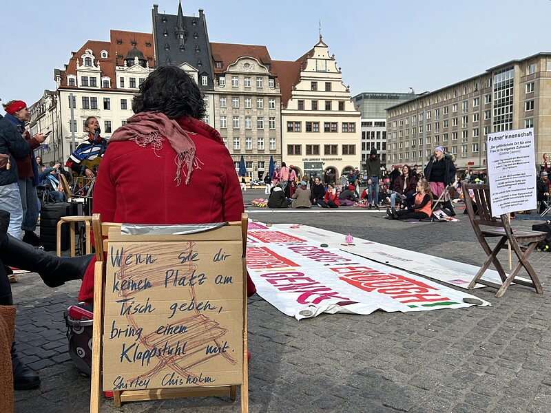 Picknicken gegen das Patriarchat | Mit Klappstuhl hatte die Bewegung »Enough!« für den 9. März zum Streik aufgerufen