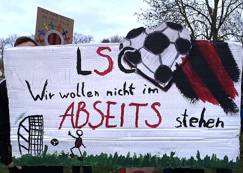 Solidaritätsdemo mit dem LSC in Schleußig | Mehrere hundert Menschen zeigten am Donnerstagabend ihre Unterstützung für den Sportverein