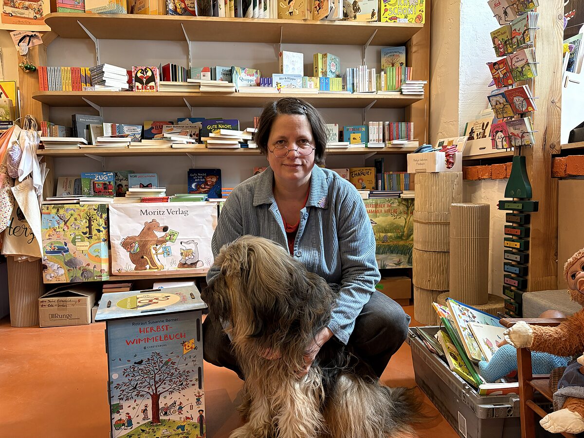   Wo Literatur Haltung zeigt | Turbulenzen im Literaturbetrieb: Die Leipziger Kinder- und Jugendbuchhandlung »Serifee« wird mit dem deutschen Buchhandlungspreis ausgezeichnet  