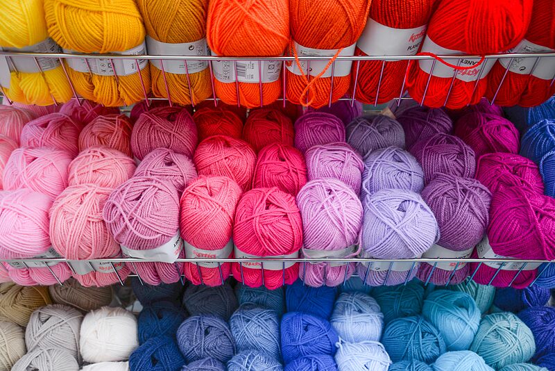 Mit Wolle statt Popcorn in den Kinosaal | Beim Strickkino laufen Filme, während im Publikum gestrickt wird