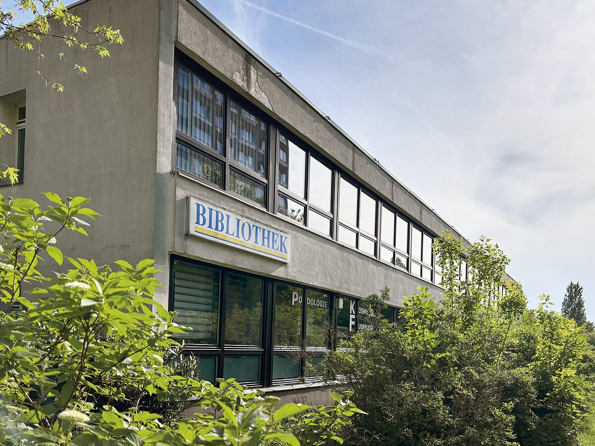   Leuchtturm zwischen Hochhäusern | Grünau hat drei Stadtteilbüchereien – die eigentlich zusammengelegt werden sollen  