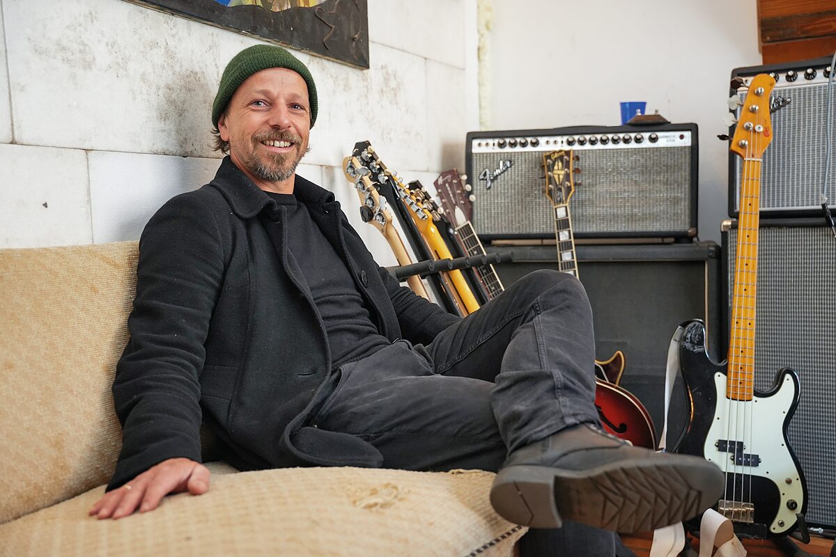   »Ich mache nicht mehr eine Milliarde Jobs« | Josen Bach aka Die Quittung liefert mit seinem neuen Album »Extrawelt« eine musikalische Illustration unserer überfrachteten Gegenwart  