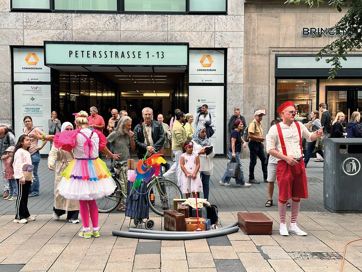   Asphaltspektakel | Die Straßentheatertage gehen in die Fläche und setzen auch dem Alltag im Osten und Westen der Stadt den Clownsriecher auf  