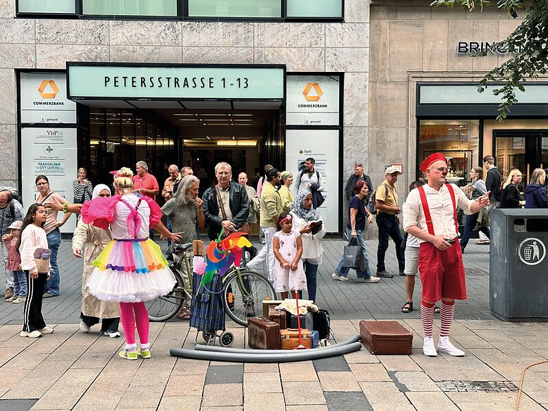 Asphaltspektakel | Die Straßentheatertage gehen in die Fläche und setzen auch dem Alltag im Osten und Westen der Stadt den Clownsriecher auf