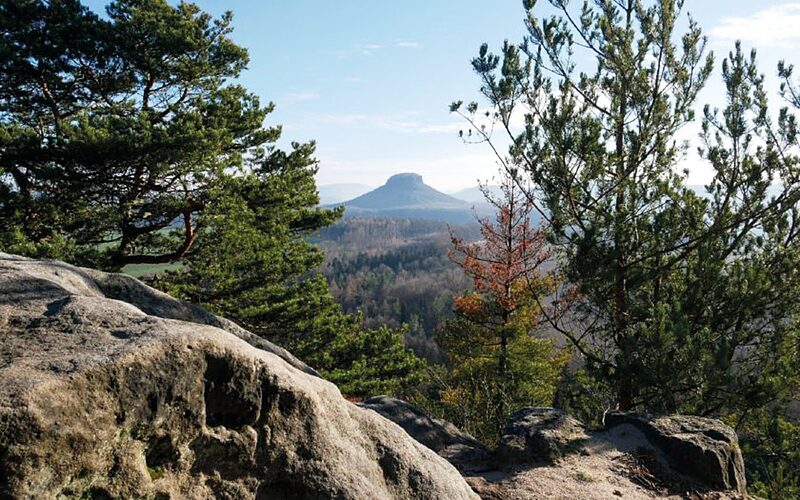 Felsen, Wald und Maler | Der Kleine Bärenstein in der Sächsischen Schweiz ist ein Tafelberg in hübscher Landschaft