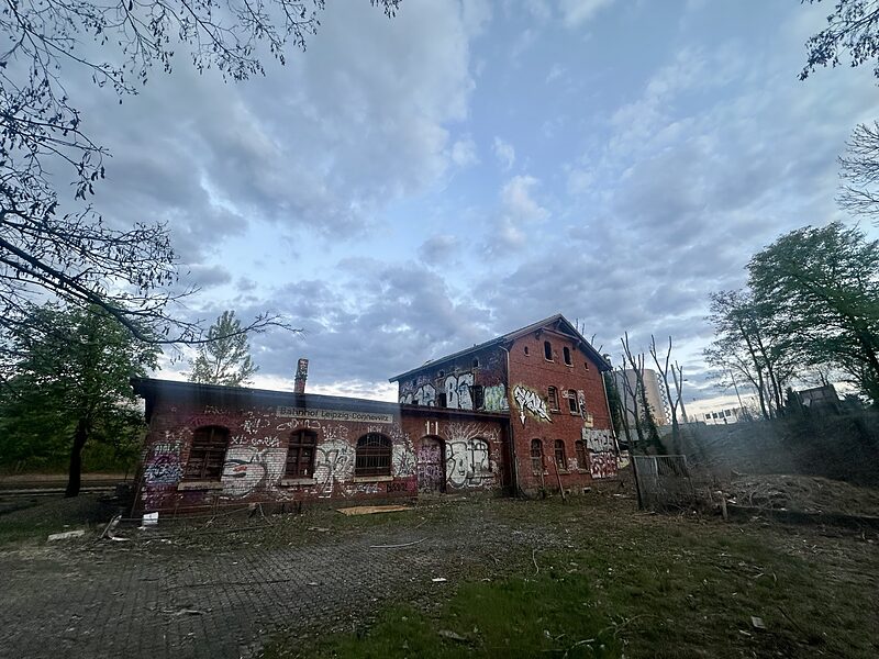 Neue Pläne für den Connewitzer Bahnhof | Am alten S-Bahnhof sollen Mikroapartments und ein Supermarkt entstehen