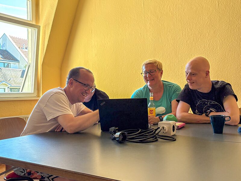Ein Netz voller Barrieren | Eine Fachgruppe aus Menschen mit Behinderung zeigt, wie barrierefreie Software wirklich funktioniert