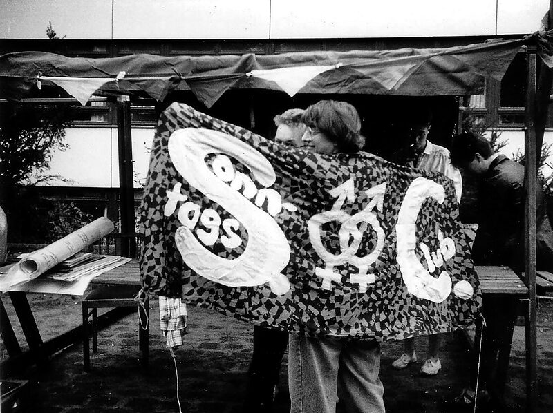 Zehn Jahre Überzeugungsarbeit | Die Monaliesa macht einen Lila-Archiv-Schatz zugänglich – und bittet um Erinnerungsobjekte zur queeren DDR-Geschichte