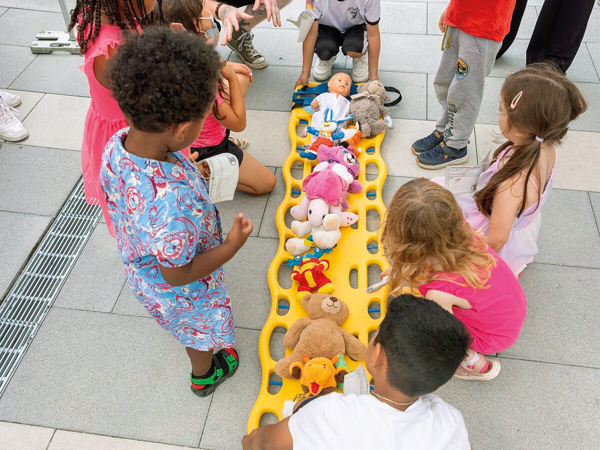   Verband anlegen, Ängste ablegen | Die Teddy-Retter Kevin Henkel und Tom Grünhagen erklären Kindern Erste Hilfe  und Reanimation –  deren Eltern frischen ihr Wissen gleich mit auf  