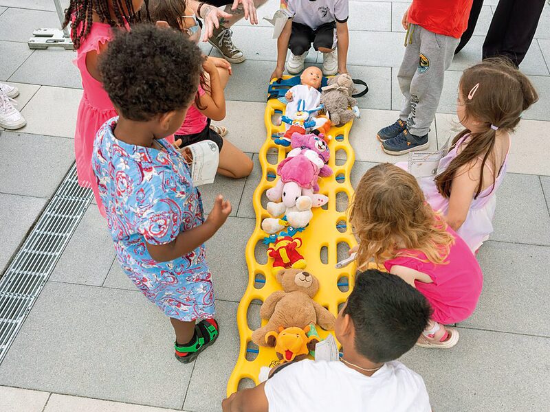 Verband anlegen, Ängste ablegen | Die Teddy-Retter Kevin Henkel und Tom Grünhagen erklären Kindern Erste Hilfe  und Reanimation –  deren Eltern frischen ihr Wissen gleich mit auf