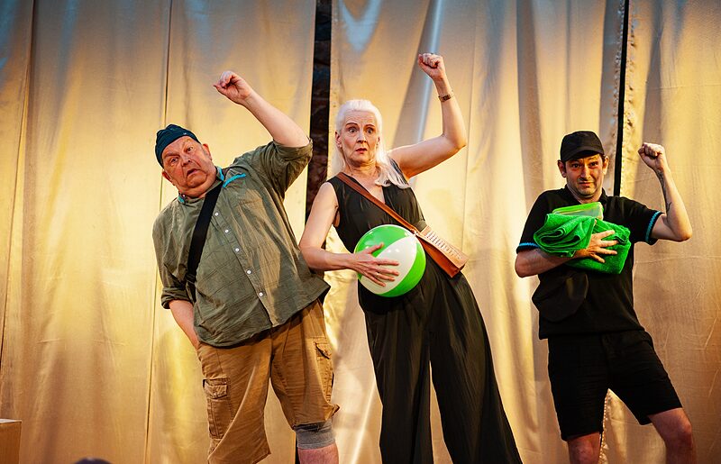 Twitter-Klamauk im Heiligen Land | Die Cammerspiele bringen Tweets auf die Sommertheaterbühen an der Moritzbastei
