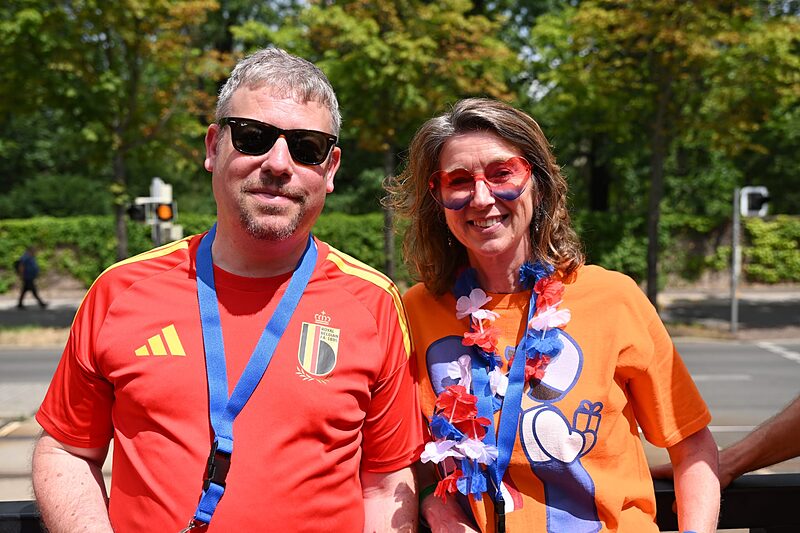 Het was een groot feest | Aus den Lautsprechern pumpt der Bass, orangene T-Shirts leuchten in der Sonne, Glitzer-Make-Up und Sonnencreme werden herumgegeben – auf dem Truck der niederländischen und belgischen Botschaft ist man ready to Party.