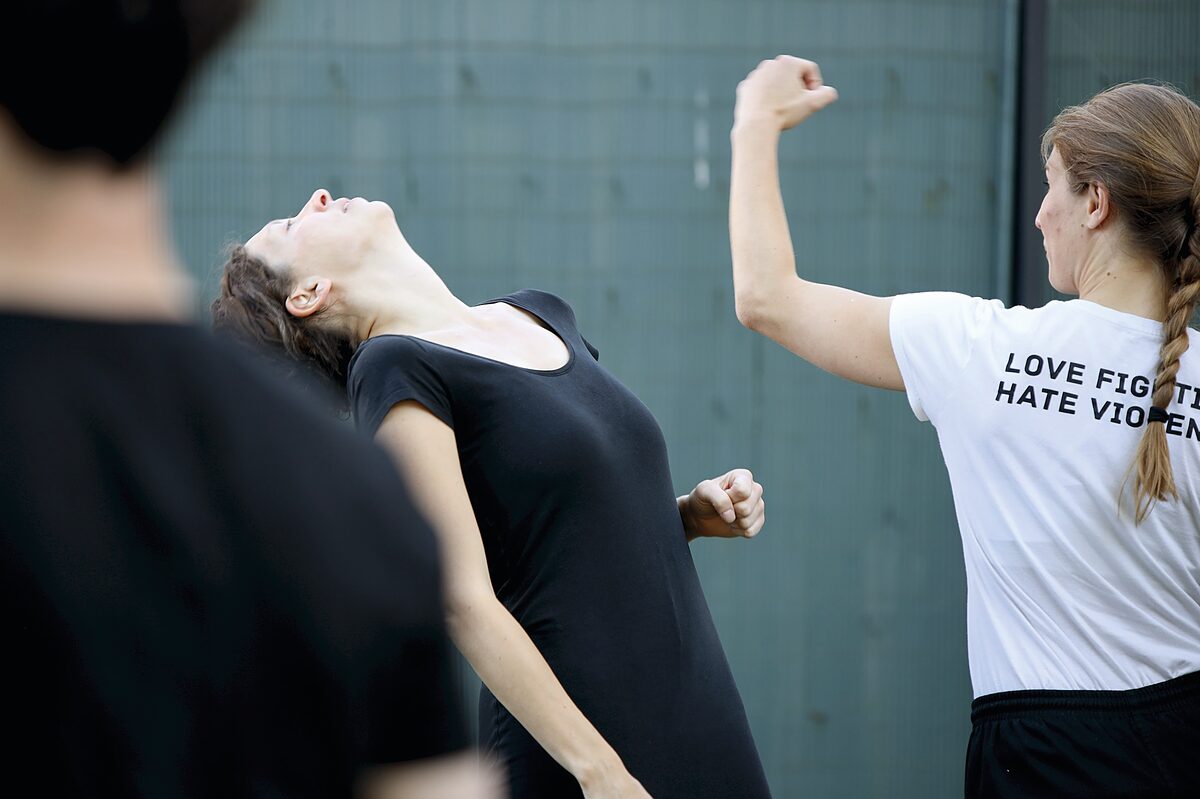   »Figuren in Gefahr bringen, nicht Spielende« | Theaterwissenschaftlerin Franzy Deutscher über Kampfchoreografie und Intimitätskoordination  