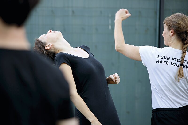 »Figuren in Gefahr bringen, nicht Spielende« | Theaterwissenschaftlerin Franzy Deutscher über Kampfchoreografie und Intimitätskoordination