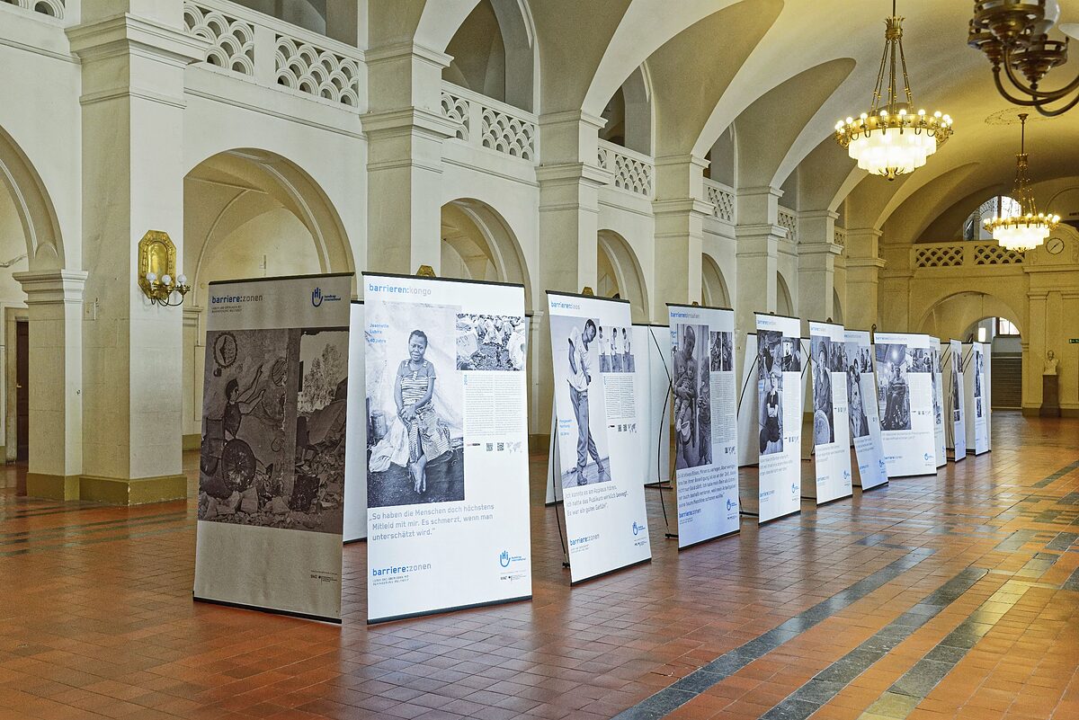   Dem Krieg Menschlichkeit entgegensetzen | Die Ausstellung »Barriere:Zonen« zeigt die Perspektive von Menschen mit Behinderungen im Krieg.  