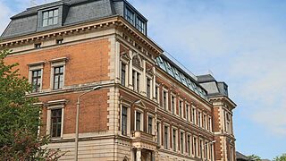 Ex/Changing: Transculturality and institutional Work