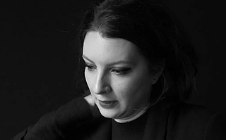 Slata Roschal, »Es ist die Leichtigkeit, die den Herrn am Tisch von der Putzfrau unterscheidet«