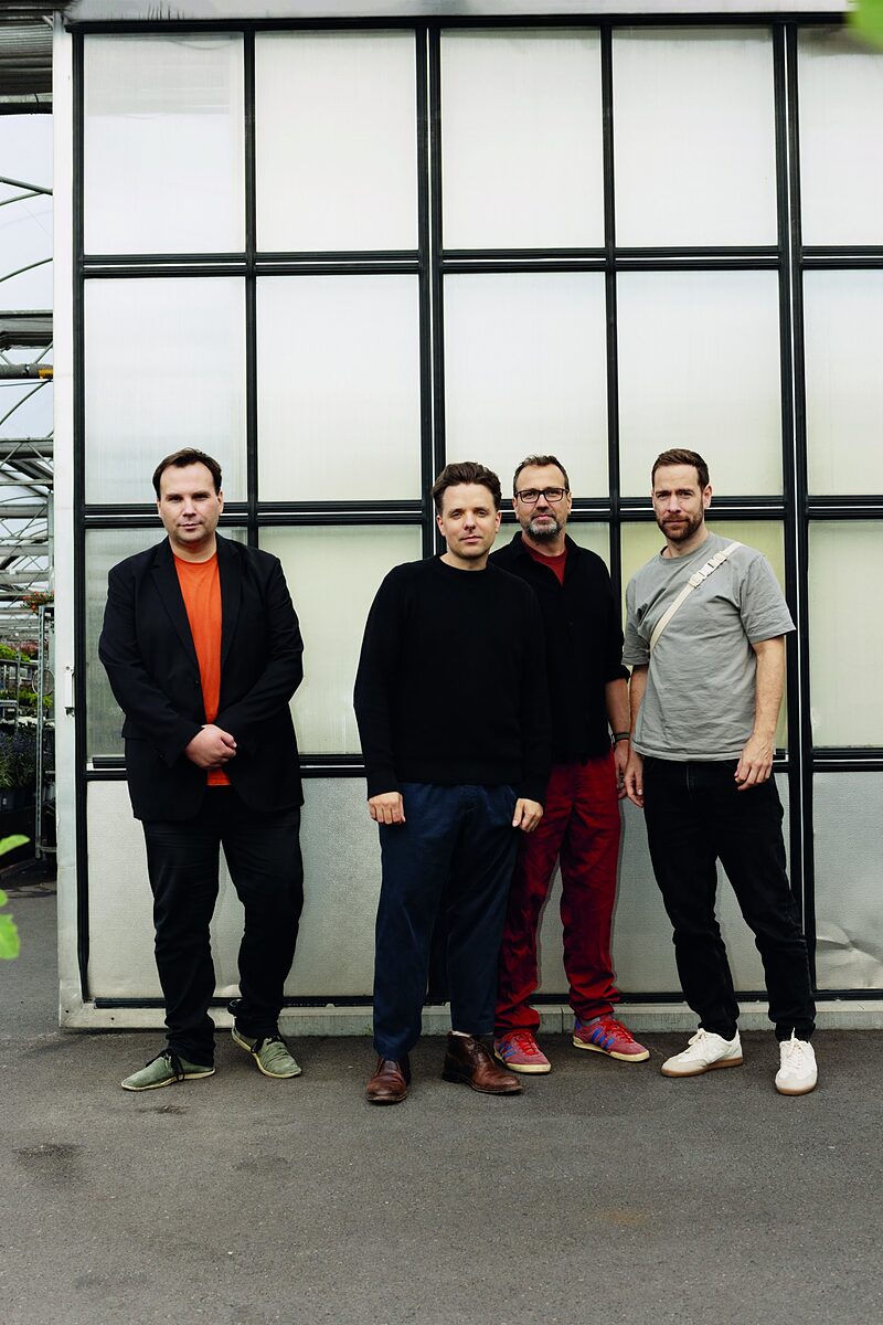 »Ein völlig unerwartet magischer Abend« | Hallo Volte veröffentlichen mit »Wenigstens Wir« ihr Debütalbum – 25 Jahre nach der Bandgründung