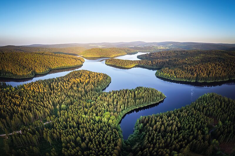 Und zwischen den Bäumen glitzert das Wasser | Die Talsperre Eibenstock und der Vogtlandsee erinnern mit großen Gewässern und bunten Wäldern an Kanada