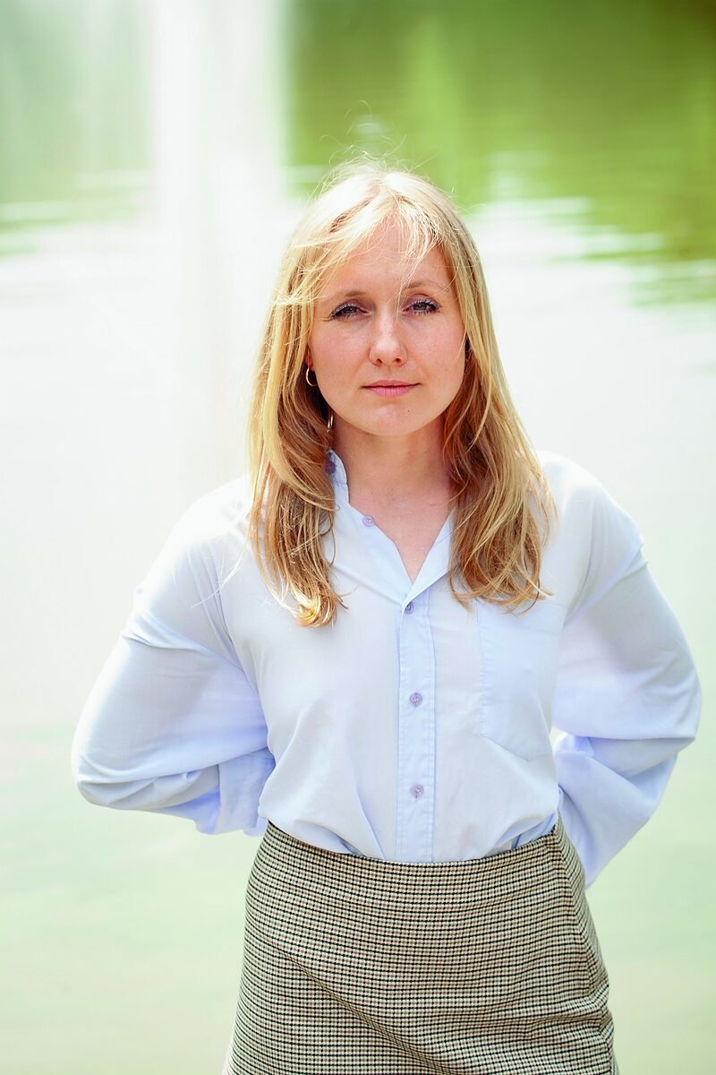 »Sozialer Aufstieg ist eine Illusion« | Autorin Ruth-Maria Thomas im Gespräch über den männlichen Blick, gegenseitiges Verstehen über Klassenunterschiede hinweg, die Liebe zur Mutter und den Schreibprozess beim zweiten Roman