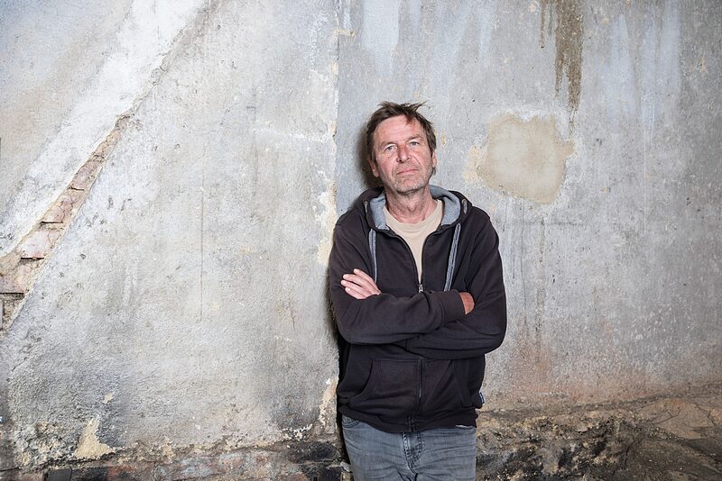 »Mehr Stolpersteine verhindern keinen Rechtsruck« | Achim Beier, der der AG Stolpersteine in Leipzig vorsteht, über seine Arbeit und deren Wert für die Demokratie