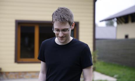   Unbequeme Wahrheit: »Citizenfour« | »Citizenfour« ist einer jener Dokumentarfilme, bei denen man sich ein wenig schwer tut, ihn mit herkömmlichen Kategorien zu rezensieren – wegen seines aktuellen Themas, den Umständen seiner Entstehung und der Tatsache, dass er sich einem Mythos zu nähern versucht, der seit letztem Jahr als »Edward Snowden« durch die Informationskanäle geistert.  