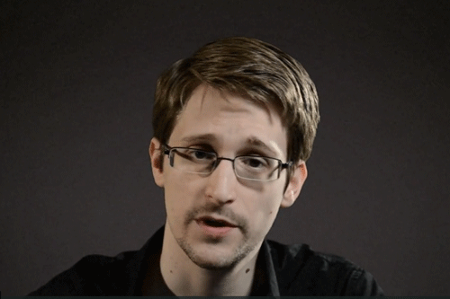   Nehmen Sie sich Ihre Freiheit! | Edward Snowden ist der Held des Abends. Kino 8 ist so voll, dass die Eröffnungsveranstaltung des DOK-Film-Festivals auch ins Kino 6 des Cinestars übertragen wird – samt Reden und Eröffnungsfilm »Citizenfour«. Und mit der Videobotschaft von Snowden selbst.  