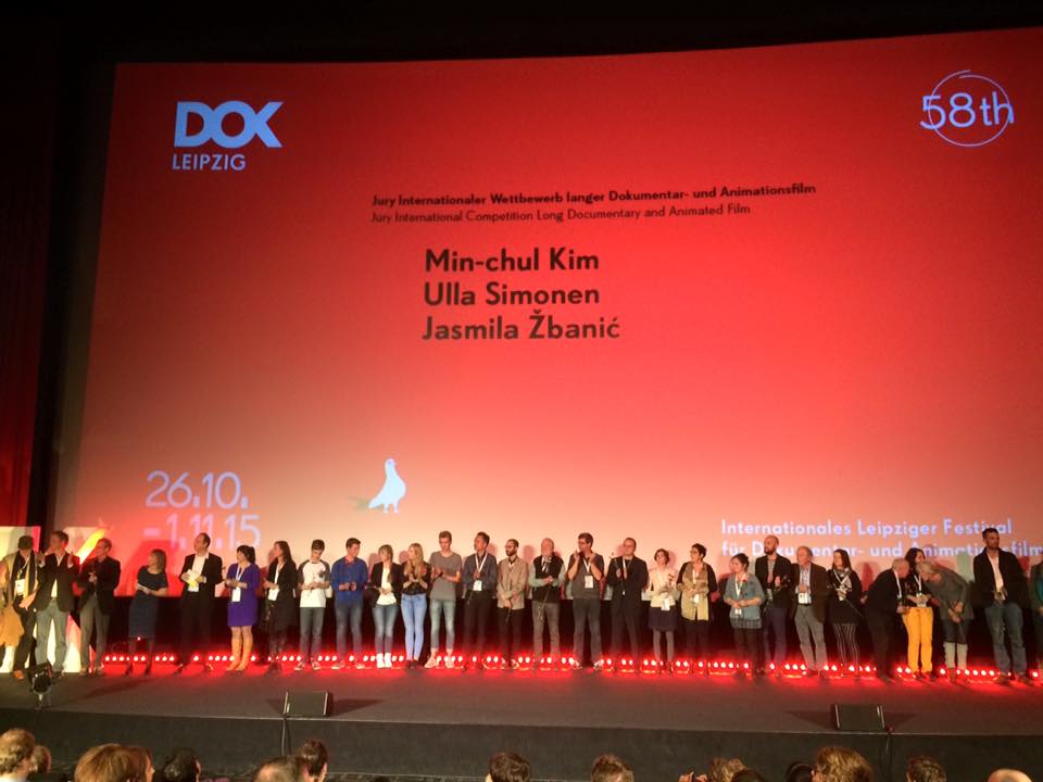   Legida anschreien | Die neue Festivaldirektorin hält eine politische Rede auf der Eröffnungsfeier, die etwas chaotisch wirkt und immer noch zu lange dauert  