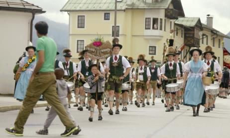   Tipp: Fremd im Heimatfilm | Im Berchtesgadener »Café Waldluft« kreuzen sich die Wege von Asylsuchenden und Bajuwaren, von denen mancher selbst eine bewegte Migrationsgeschichte erzählt  