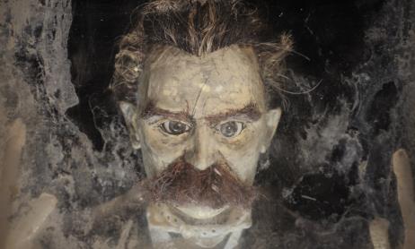 Puppen-Nietzsche macht ne Fliege