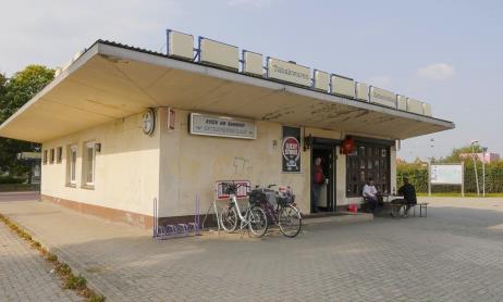   Tipp: Neben den Gleisen | »Ich habe ja nichts gegen die Ausländer, aber....« – Die Kleinstadt Boizenburg in der Nähe von Schwerin: direkt neben den Gleisen steht der „Kiosk am Bahnhof“. Der Kiosk öffnet schon morgens 5 Uhr, um Zeitungen, Zigaretten und Bockwurst zu verkaufen, Kaffee gibt’s umsonst.  