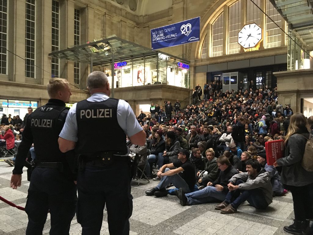   Wut, Tränen, Heiterkeit | Bei der öffentlichen Vorführung des Pegida-Films »Montags in Dresden« im Hauptbahnhof herrschte die meiste Zeit Langeweile. Die Abendlandretter blieben ruhig und die Diskussion im Anschluss an den Film war emotional, aber friedlich  