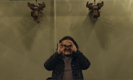   Harfe und Abendkleid | »Opera Glasses« gibt eine Einführung in den Alltag von Garderobenfrauen. Für Tiefe sorgt das gute Gleichgewicht von Distanz und Nähe  