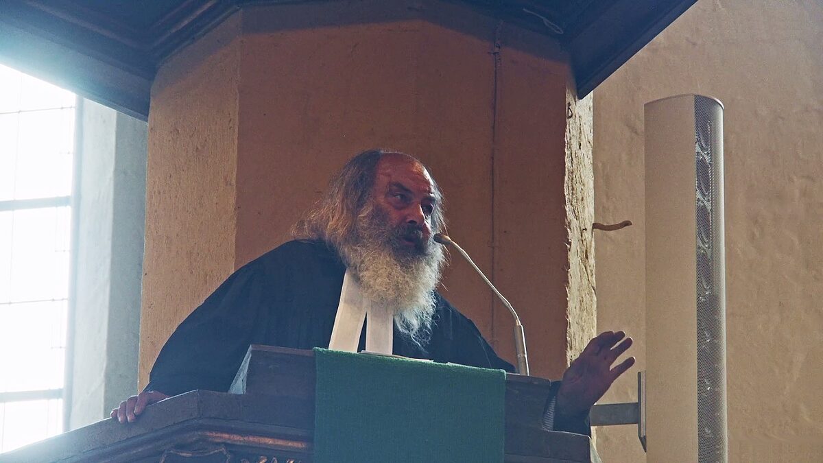   Keine Atempause | Wer in Thüringen innerhalb der weiten linken Kreise sozialisiert wurde, der kennt ihn: Lothar König. Der mufflige, alte Jugendpfarrer aus Jena, mit seinem Lautsprecherwagen, den selbstgedrehten Kippen und dem Rauschebart.  