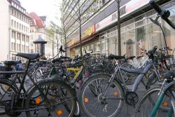   Absteigen, bitte! | Radfahren in innerstädtischen Fußgängerzonen ab heute nur noch stark eingeschränkt erlaubt  